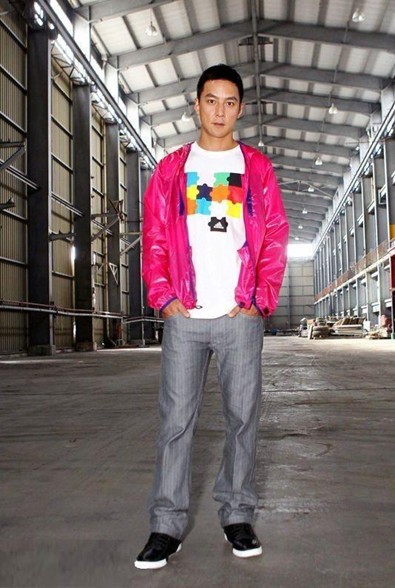 �Ǐ��������adidas �\�����eЬ�����o�˄�