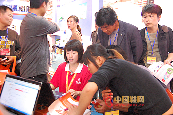 中國鞋網工作人員與客戶交談