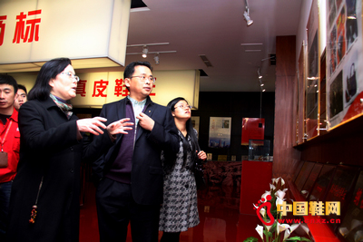 真皮標(biāo)志排頭產(chǎn)品評(píng)審專(zhuān)家組蒞臨意爾康鞋業(yè)實(shí)地考察