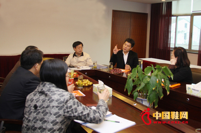 真皮標(biāo)志排頭產(chǎn)品評(píng)審專(zhuān)家組蒞臨意爾康鞋業(yè)實(shí)地考察