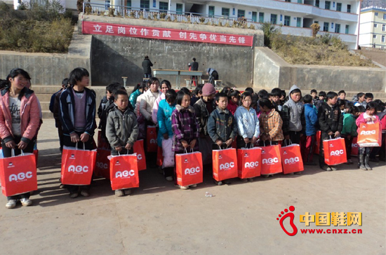 ABC兒童用品向云南捐贈百萬棉衣