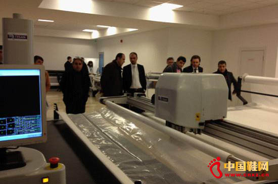 �����ˆT��չ���F����͑���ʾ�������زü��C