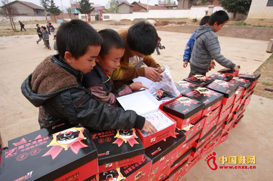 孩子們在挑選童鞋