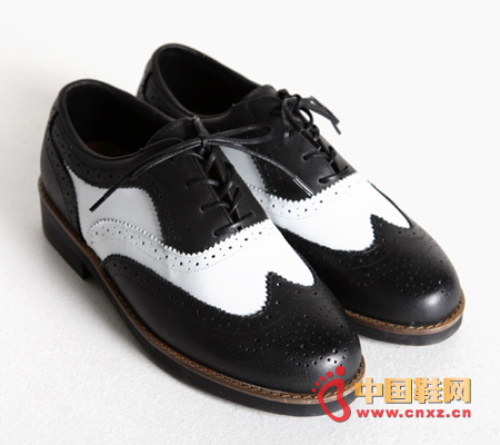 �ڰ�ƴɫ��Ӣ��ţ��Ь����(y��u)�ŵ���ɫ�����Κ��|(zh��)����(y��u)�ŵ��w�ļ�ʿ���{(di��o)