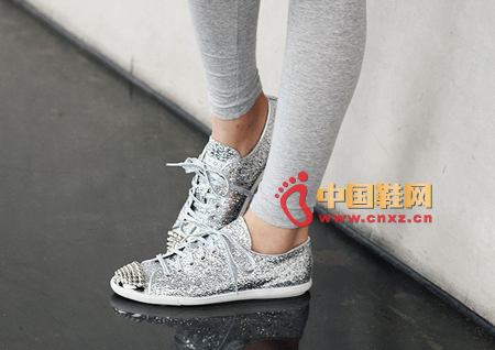 �yɫ���A���eЬ���ܪ��أ�����������Ь����Bling Bling�@���Ƭ���ܲ�Ŀ