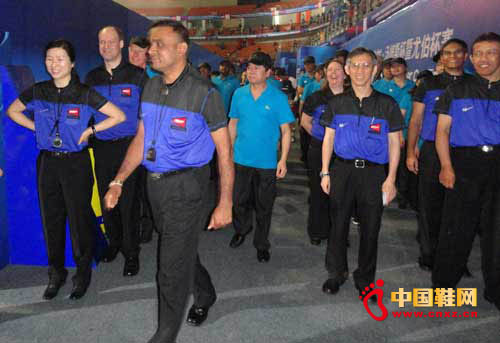 身著雙星短袖制服的國際羽聯(lián)裁判們步入賽場