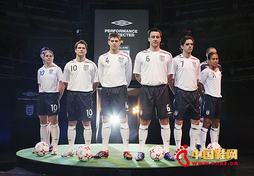 ����(UMBRO) ��?q��)�����Ӣ�������У?/></a>
                        <p>
	�������Ї�Ь�W(w��ng)-Ʒ�ƄӑB(t��i)��߀�Ѓ���2012��W�ޱ������\��(bi��o)ِ��Ҫ�_�����һ�����÷зГP�P����Ϣ��ȼ�c��Ӣ���\�ӽ������Ǉ�������꠹ٷ�ָ���\�ӷ�����(y��ng)��������1924����Ӣ���࿤������

	

	���������Ϳ�������˾Ӌ����2013������ǰ��������Ʒ��������Cole Haan���Ϳ���2008����2.85�|Ӣ���I�M������Sports Direct</p>
                    </li>
                                         <li>
                        <b class=