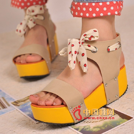 綁帶設(shè)計(jì)的時(shí)尚厚底美鞋