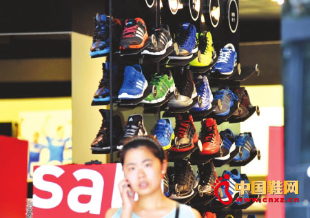 ֪���\��Ь��Ʒ�Ʒŵ���r��ռ�Ј�