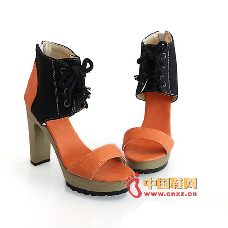 前系帶款式的漂亮加厚底的粗跟涼鞋