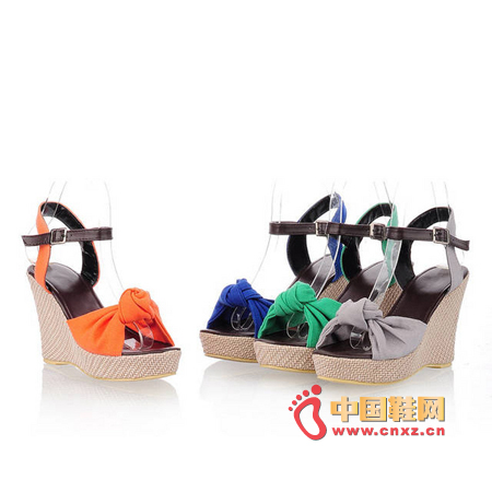 坡跟款式的漂亮彩色涼鞋