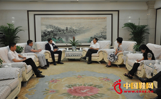 �Ї�ŮЬ֮���R���V����Ʒ������2